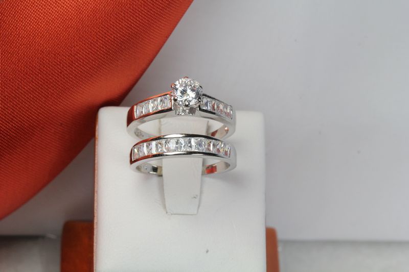 GORGEOUS CLASSIC STYLE STERLING SILVER ENGAGEMENT AND WEDDING RING SET-19 STONES