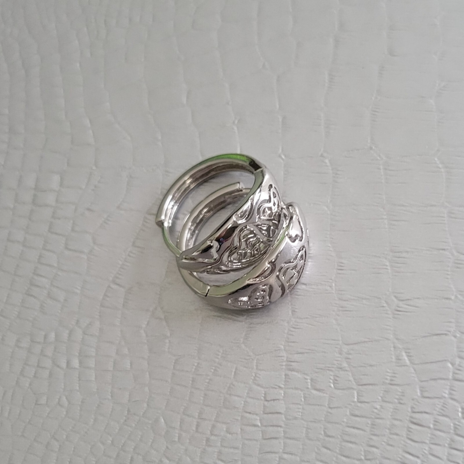 18k White Gold Filled Carved Hoop Huggie Earrings 15mm