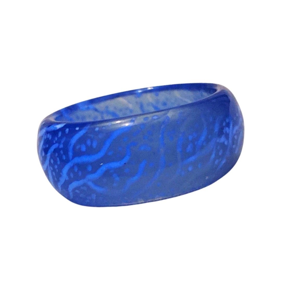 NEW IN PACKAGE Fun Set of Three Size 8 Crackled Resin Ring Band Party Jewelry