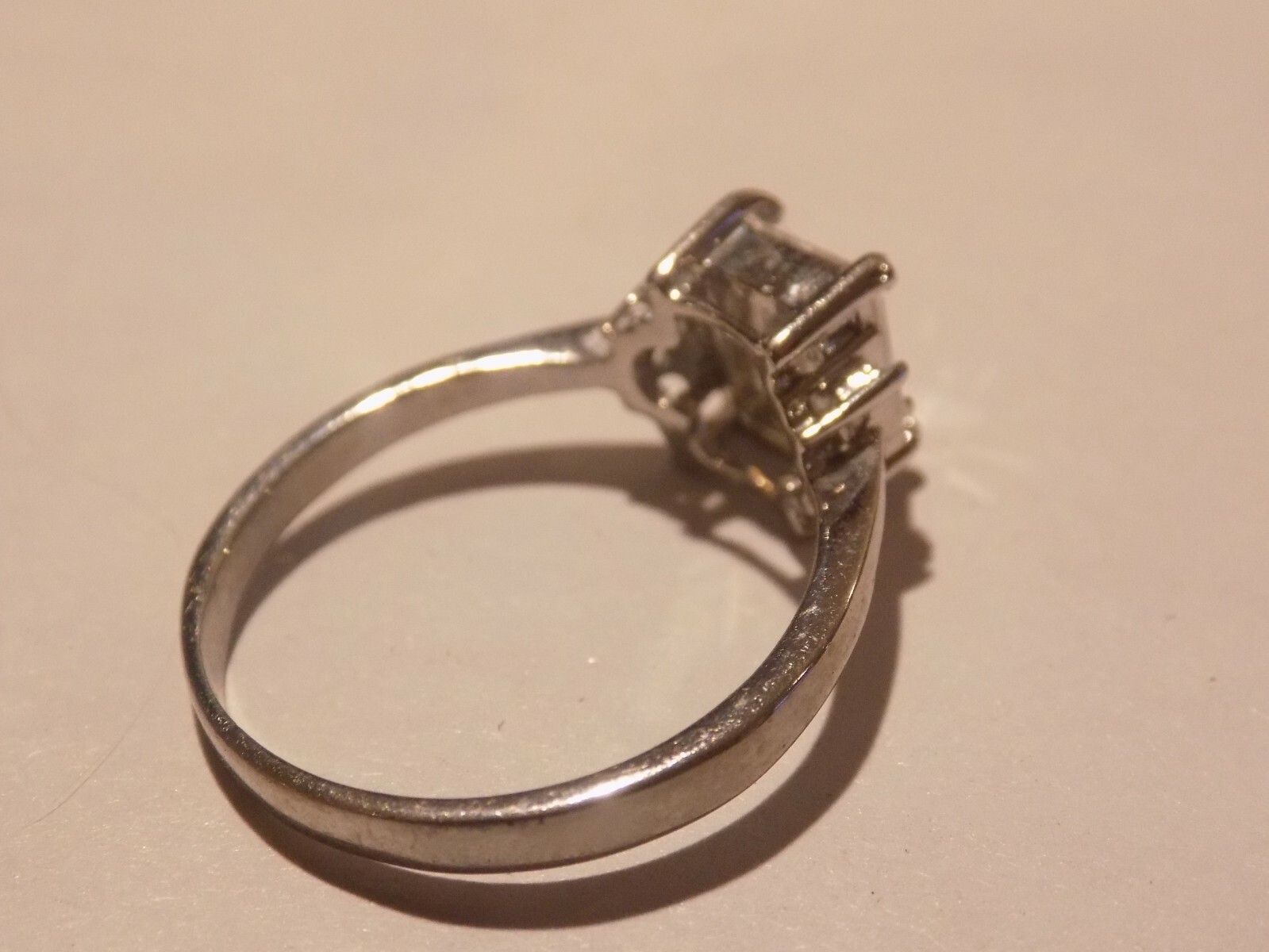 Beautiful solitaire with accents silver tone Ring Size 8.5 (226)