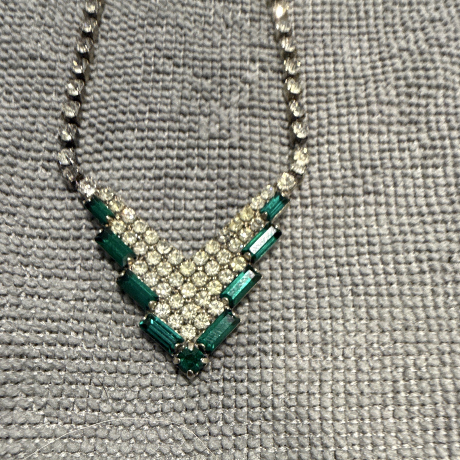 Vintage silver Tone & Green Simulated Rhinestone V Pendant Charm Rope Necklace