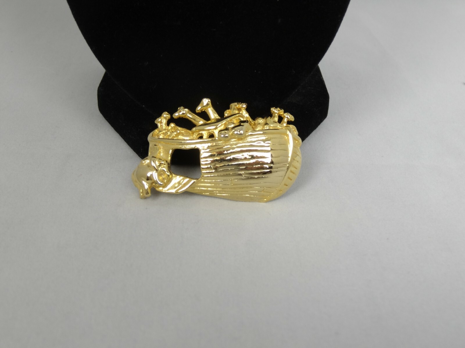 Noahs Ark Pin Brooch Goldtone 2 1/8″ X 1.25″ Two Elephants Giraffes