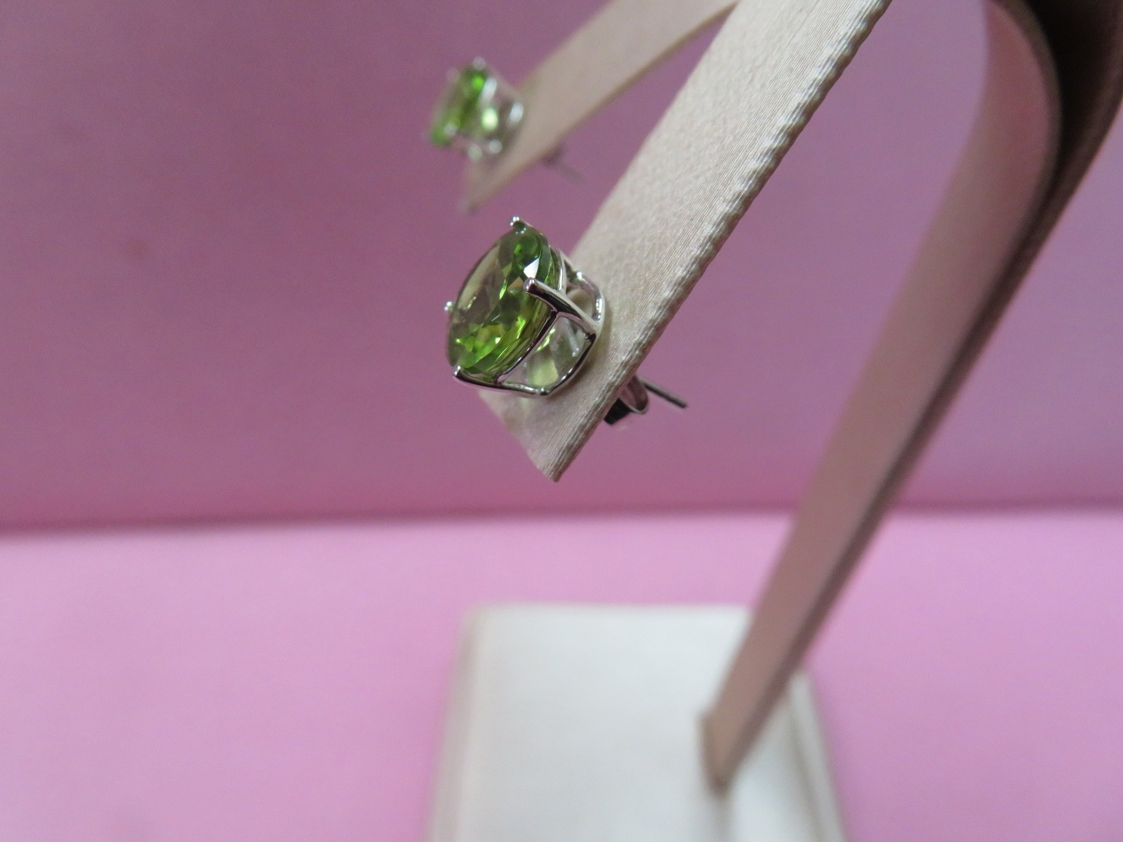 14k W. Gold Basket Setting 7.8mm Peridot Stud Earrings 1.9 Grans
