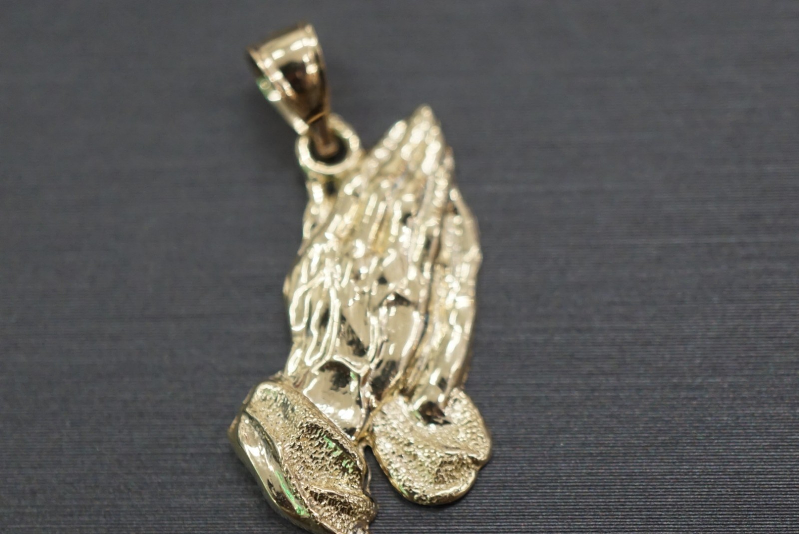 10K Solid Yellow Gold Beautiful 1″ Diamond-Cut Praying Hands Pendant.