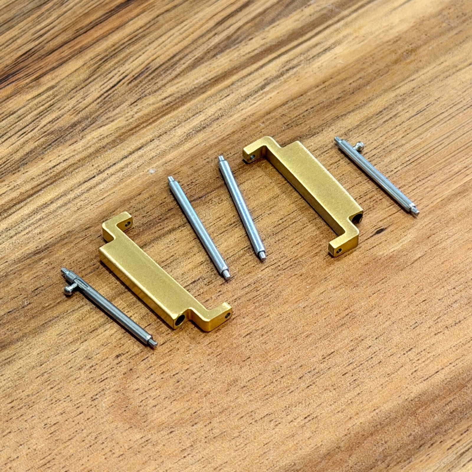 18mm to 22mm Watch Strap Connector Adapter – Stainless Steel, Brushed Gold