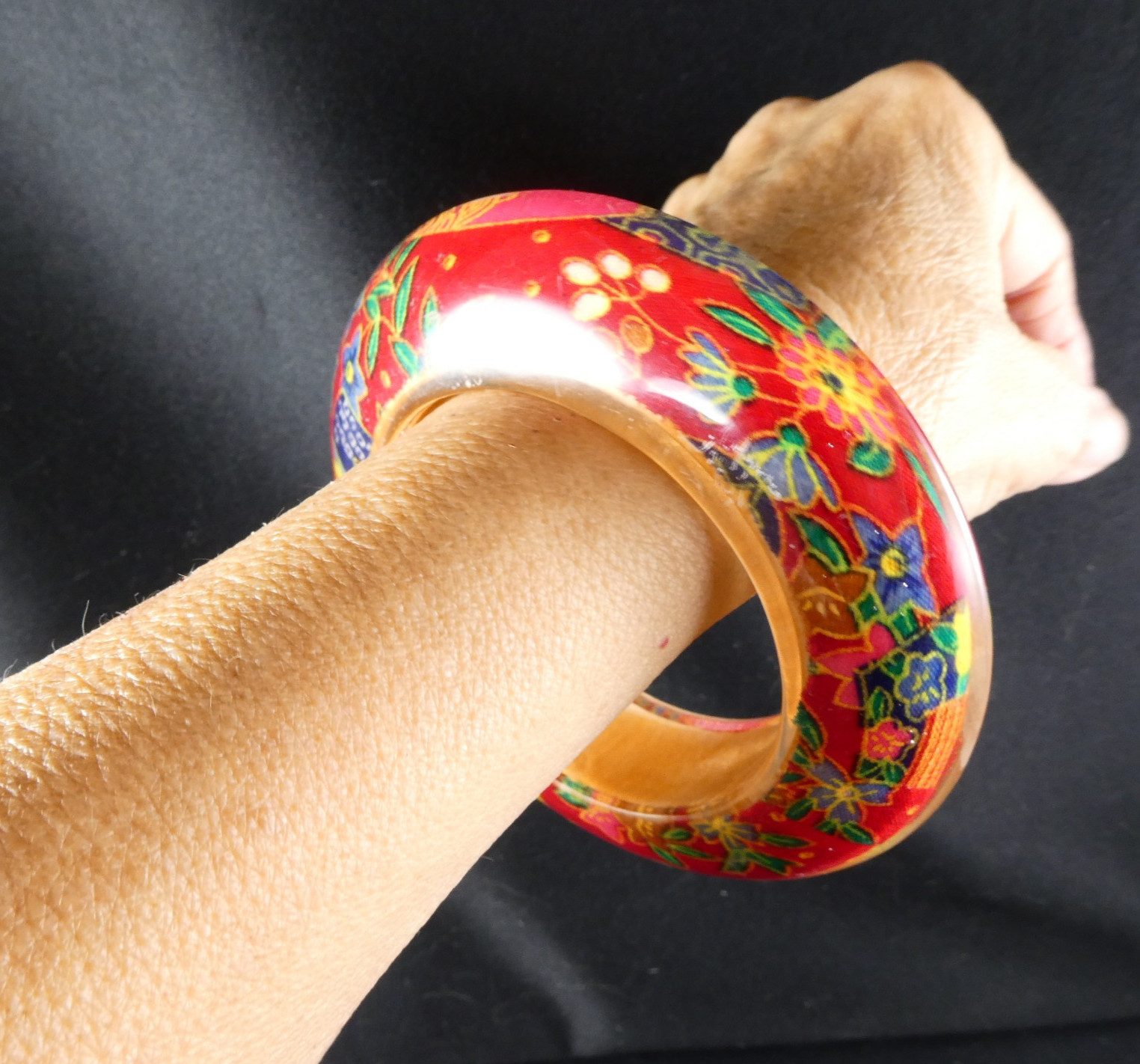 Vintage Acrylic Lucite Chunky Bangle Bracelet Red Floral Print 1″ Wide 70’s