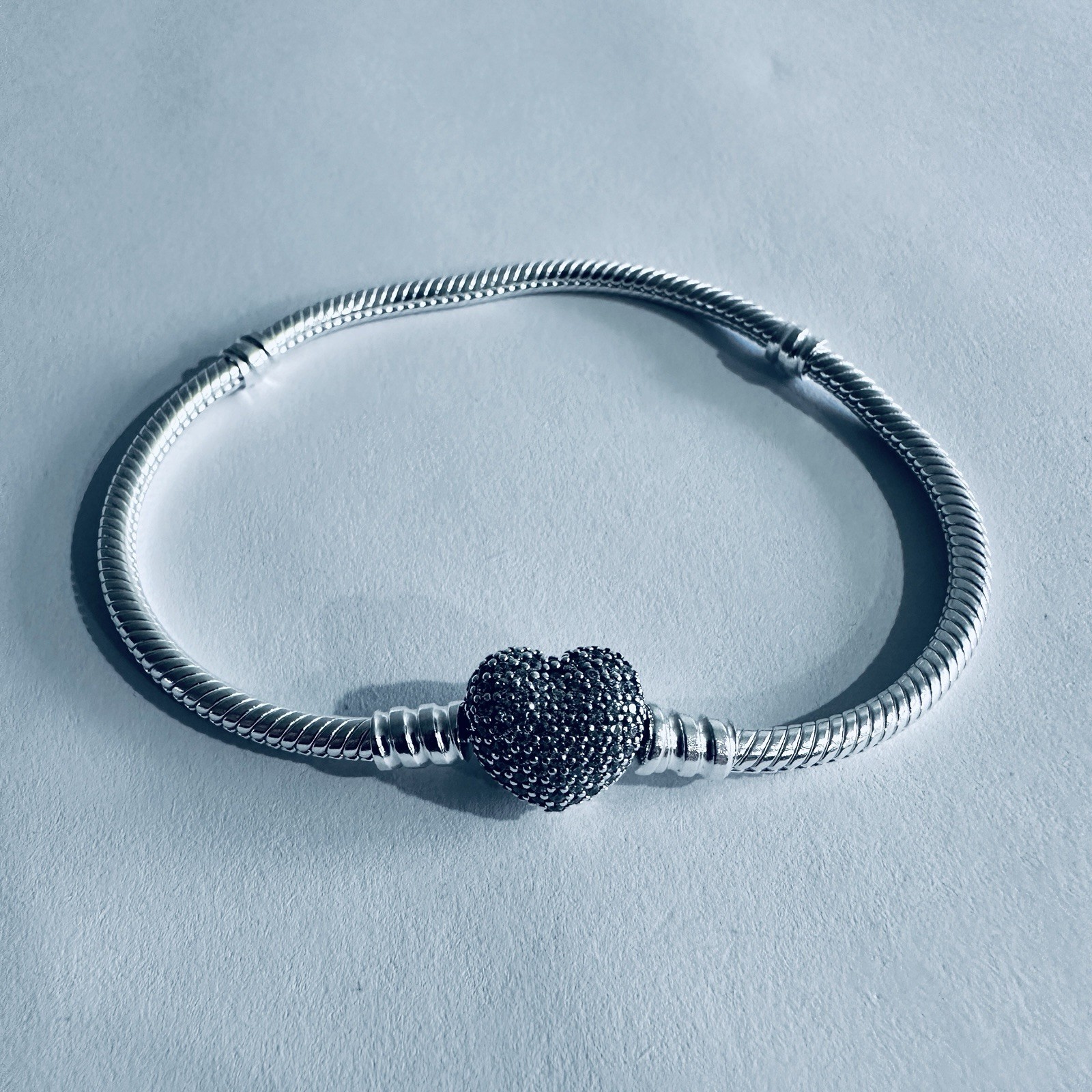 Authentic PANDORA Bracelet Moments Sparkling PAVE HEART & Snake Chain 590727CZ