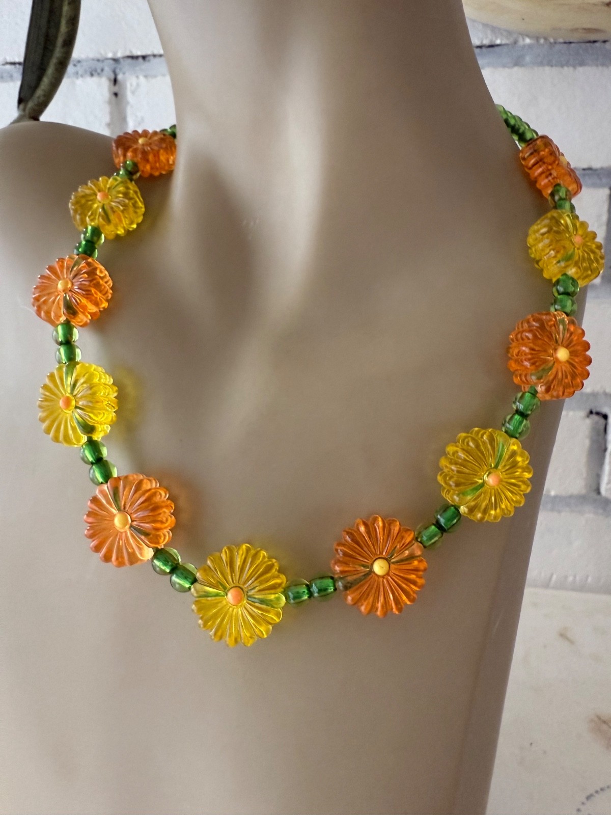 ESTATE ACRYLIC LUCITE ORANGE YELLOW GREEN FLORAL BEAD NECKLACE 19″