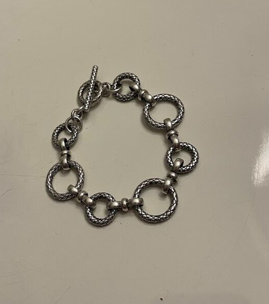 8.5 in silver tone bracelet interlocking ring chain circles different sizes