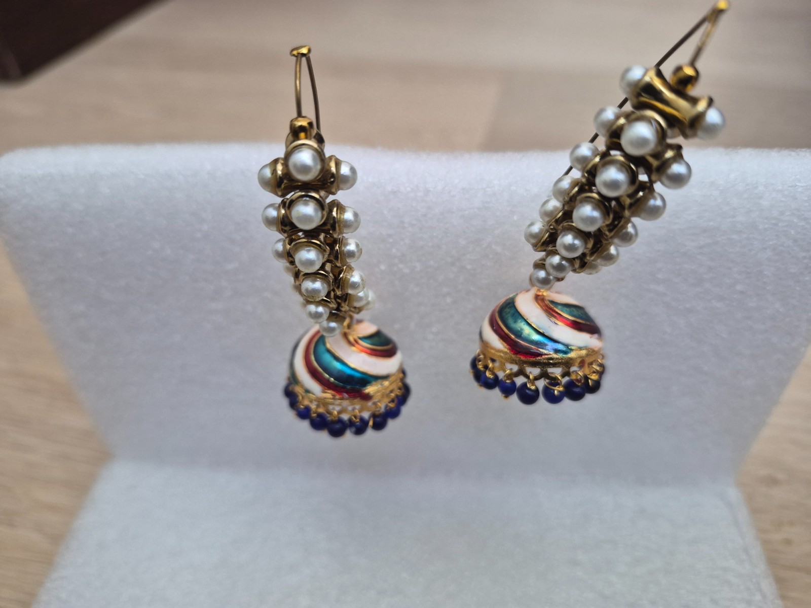Classy design with pearls vintage earrings for women