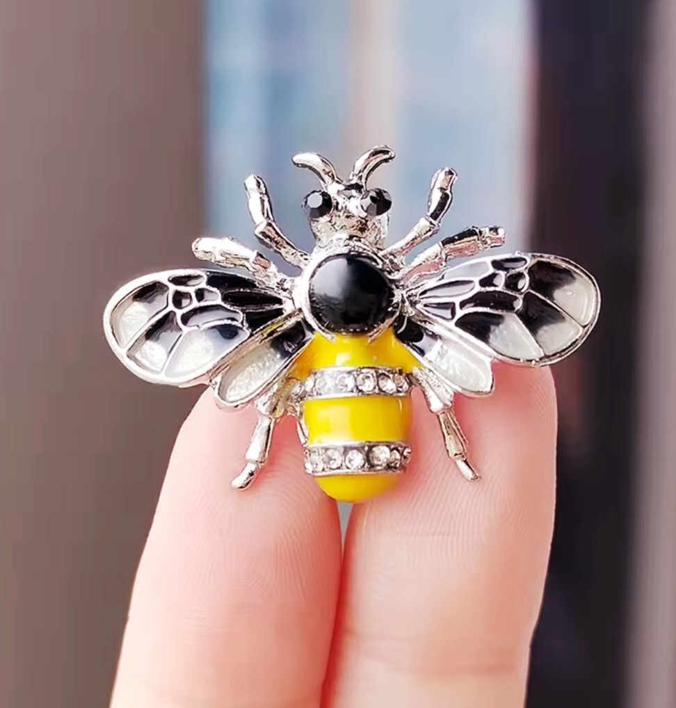 SMALL CUTE HONEY BEE INSECT BUG LAPEL BROOCH PIN~VINTAGE STYLE~RHINESTONE ENAMEL
