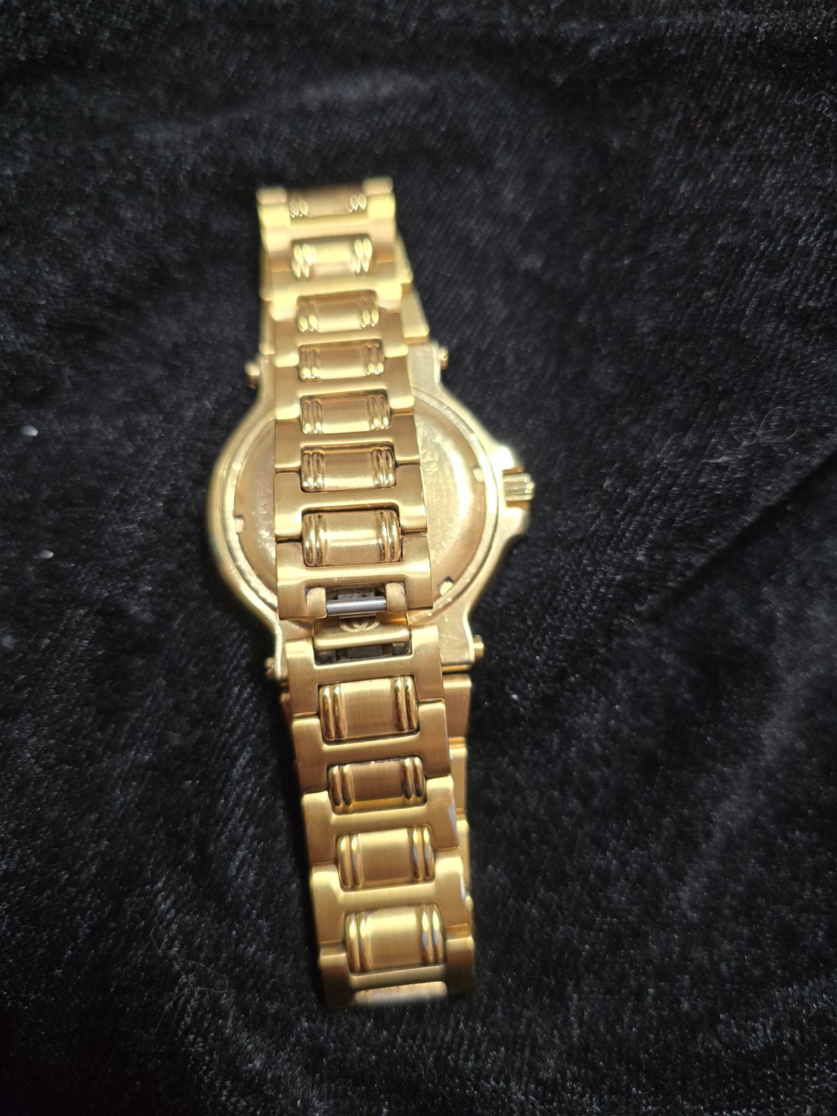 Gucci 9800 M Gold Stainless Steel Bracelet Watch Black Dial quartz movement