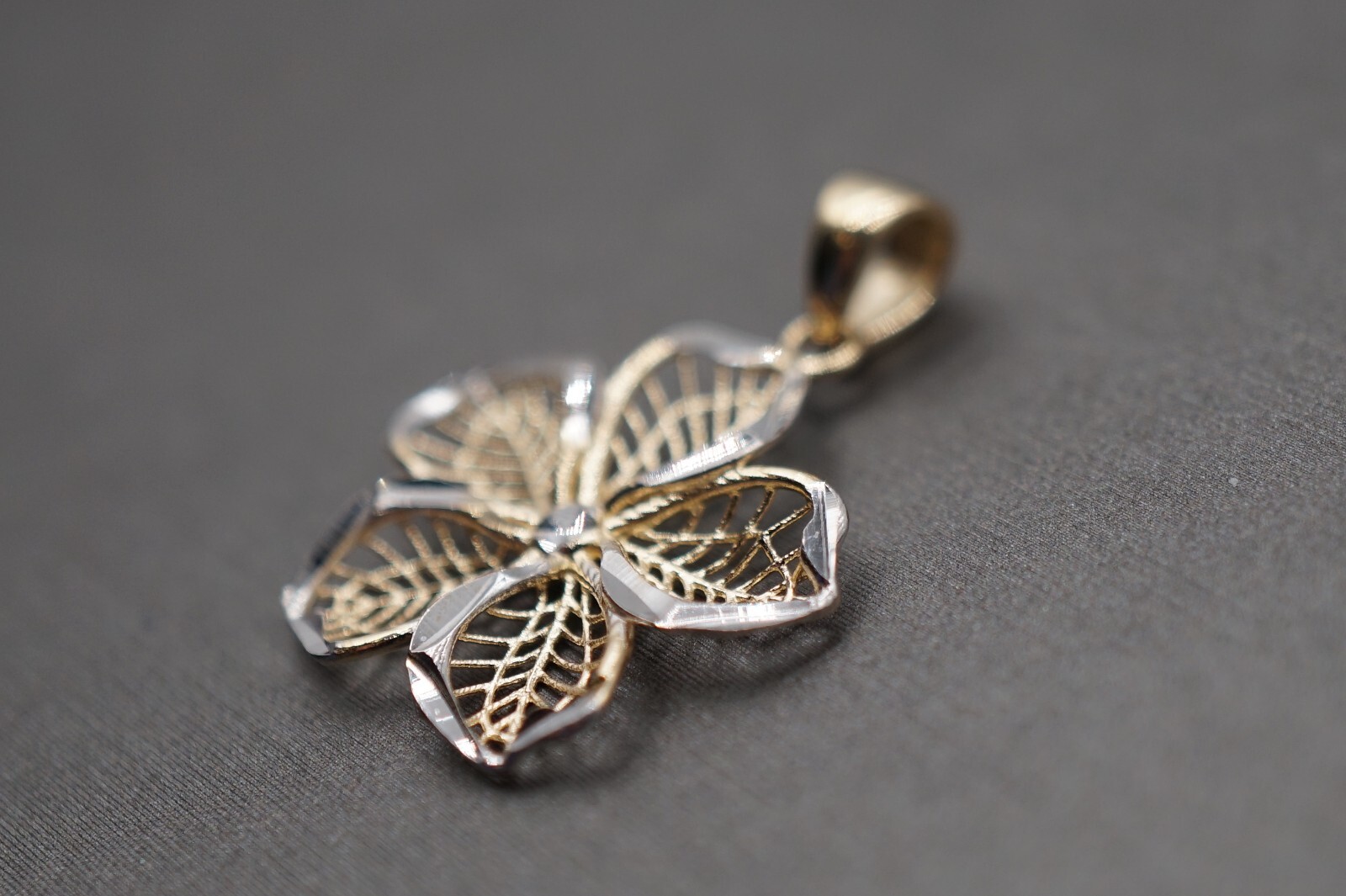 14K Solid Yellow Gold 0.85″ Fancy Two Tone Diamond Cut Flower Charm Pendant.
