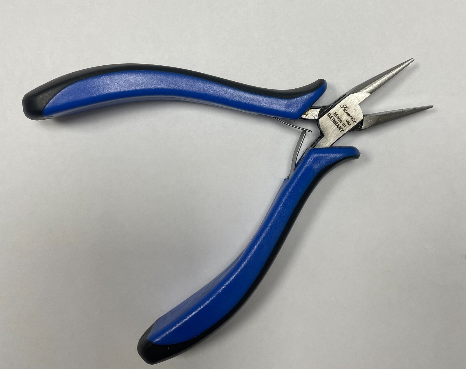 FavoriteUSA ERGONOMIC CHAIN NOSE PLIER SMOOTH JAWS 4-1/2″ BOX JOINT W CMFRT GRIP