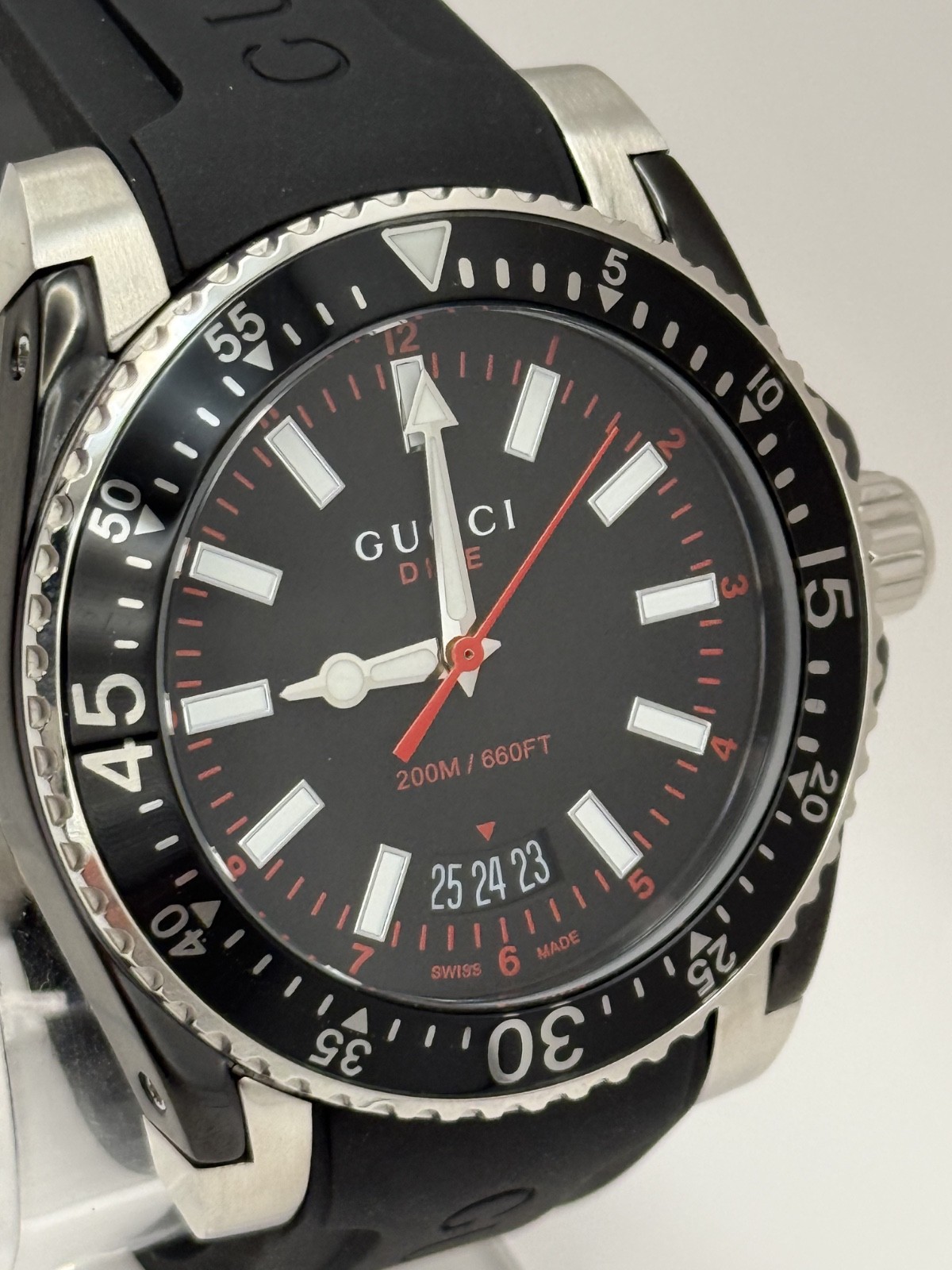Gucci Dive Quartz Black Dial Black Rubber Strap 40 MM. Watch YA136303