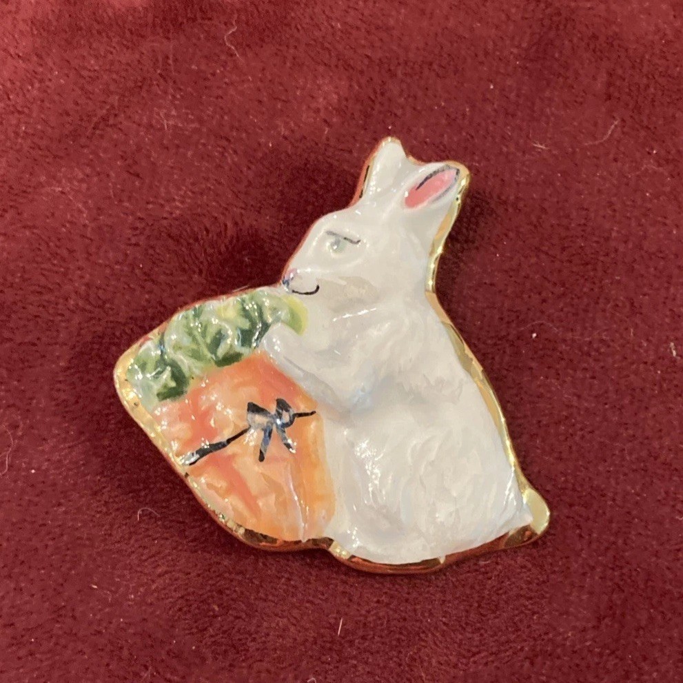 Vintage 2” Hand Painted Ceramic Easter Bunny Rabbit W/Bunch Of Carrots | J815