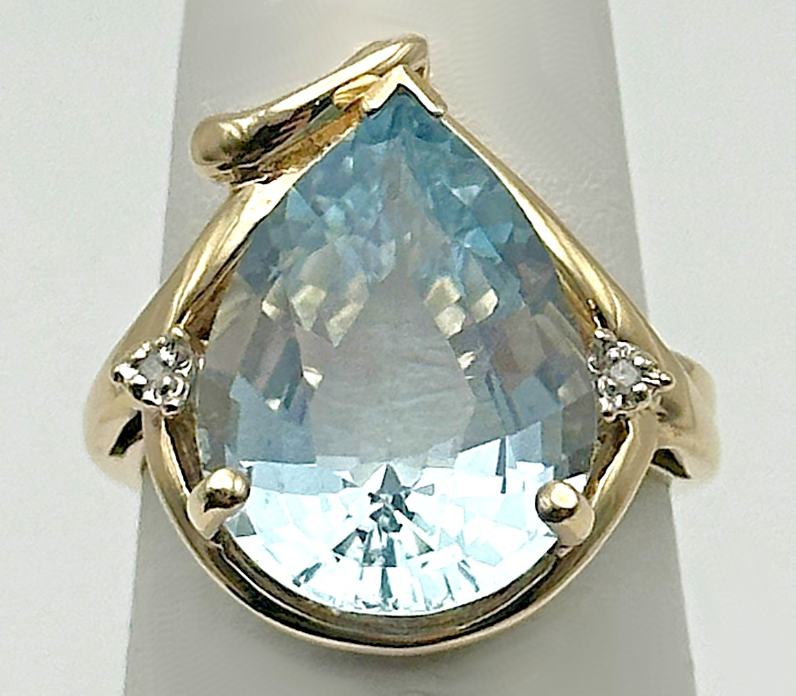 10k Gold Pear shape Ring, Blue Topaz, 0.02ctw Diamonds (Size 6.25) 5.3 gram