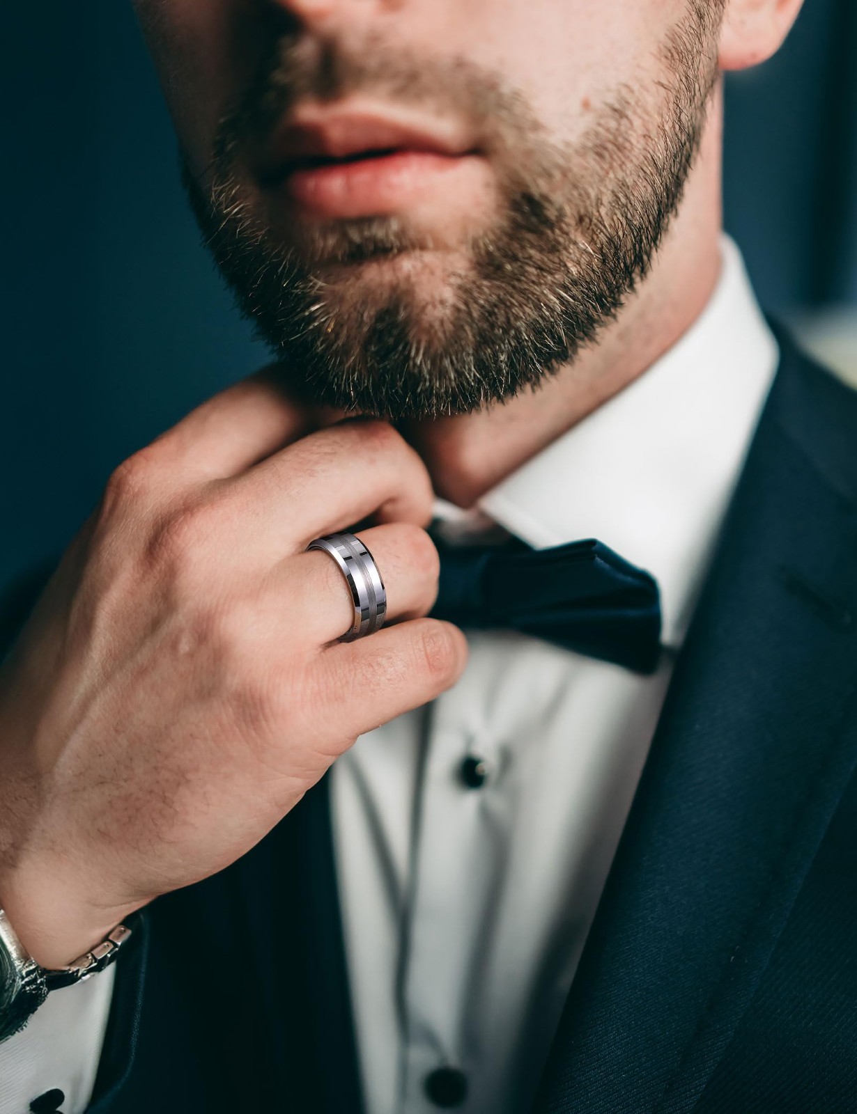 Classic Tungsten Carbide Men’s Wedding Band – Brushed Two Grooves, Hammered Desi