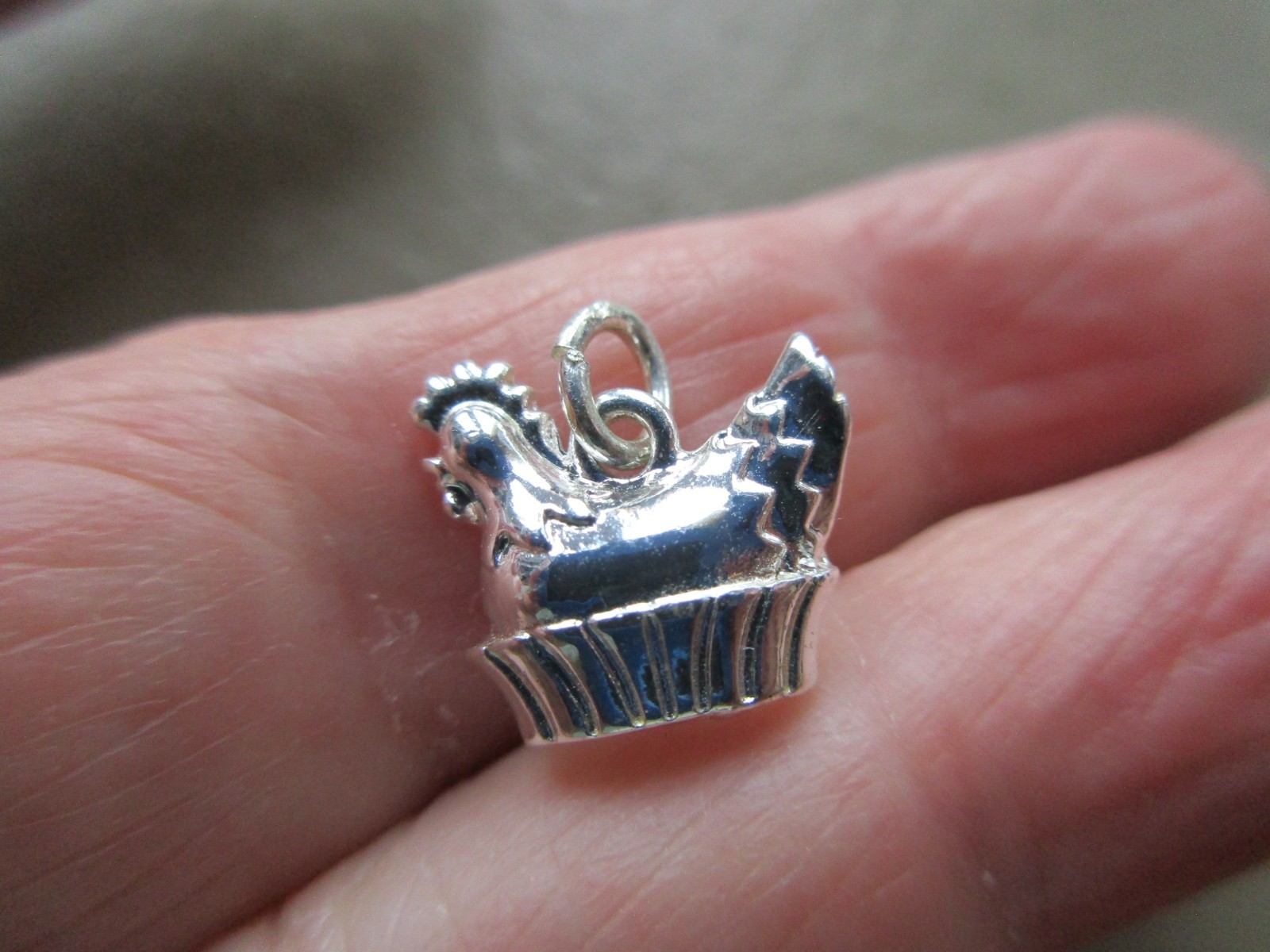 VINTAGE BRIGHT SILVER TONE CUTE CHICKEN LAYING EGG BASKET SMALL FOB CHARM PENDAN