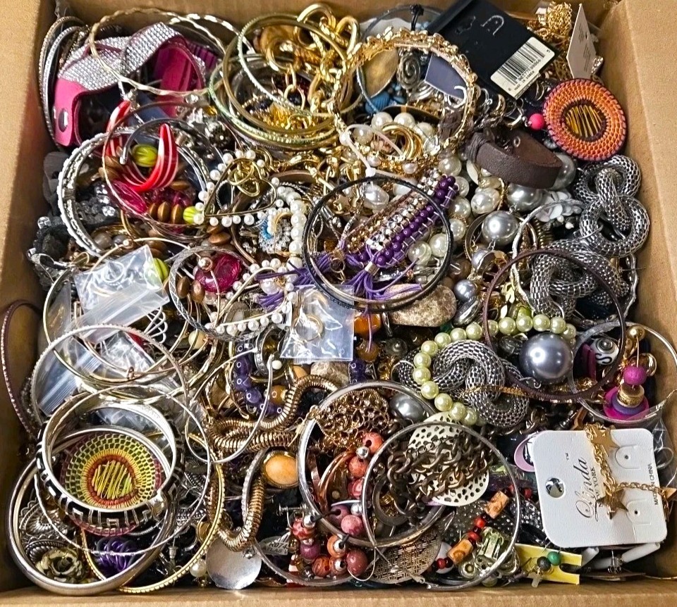 Huge Unsearched Jewelry Lot 3 Lb Vintage & Mod Junk & Wear Necklaces Brooches ++