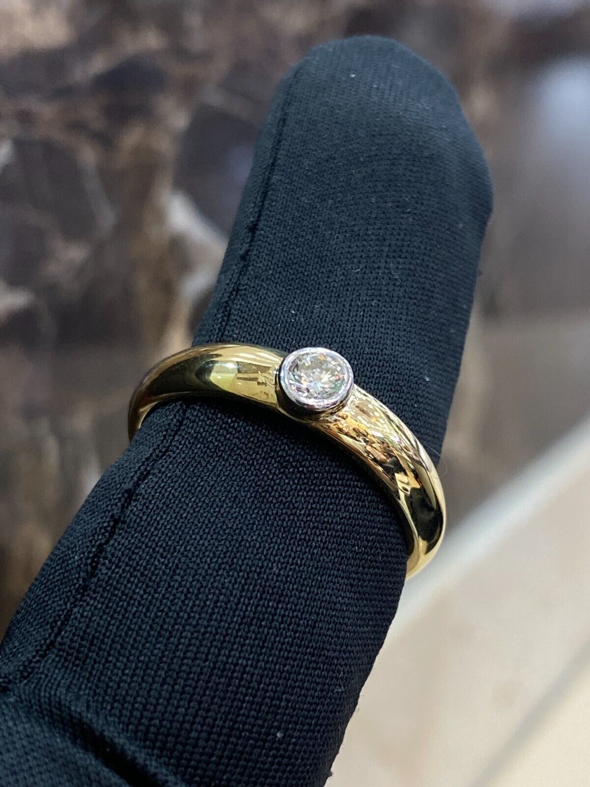 GIA Certified 0.25 Carat Round Brilliant F/VS1 Diamond Unisex Ring 18K Gold