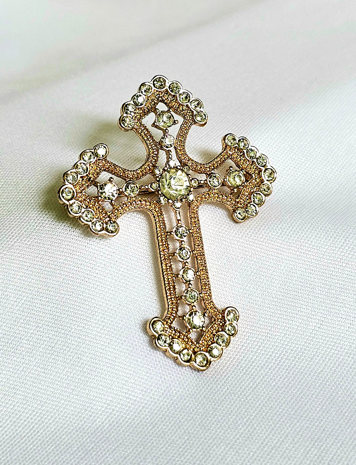 GYN & JOY Crystal Rhinestone Ornate Crucifix Cross Brooch Christian Jewelry