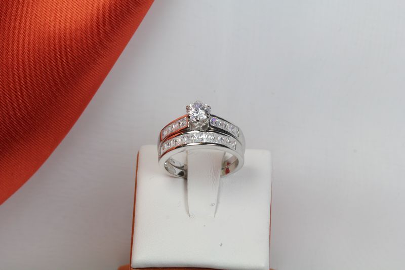 GORGEOUS CLASSIC STYLE STERLING SILVER ENGAGEMENT AND WEDDING RING SET-19 STONES