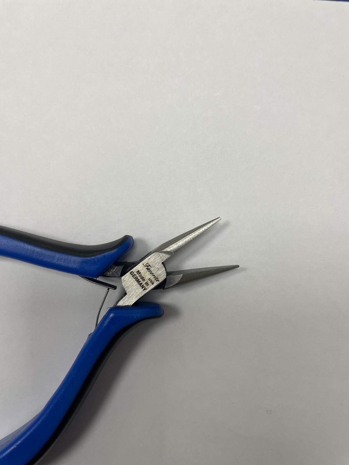 FavoriteUSA ERGONOMIC CHAIN NOSE PLIER SMOOTH JAWS 4-1/2″ BOX JOINT W CMFRT GRIP