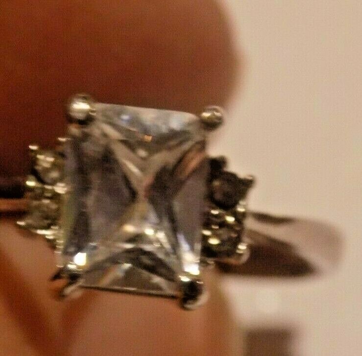 Beautiful solitaire with accents silver tone Ring Size 8.5 (226)
