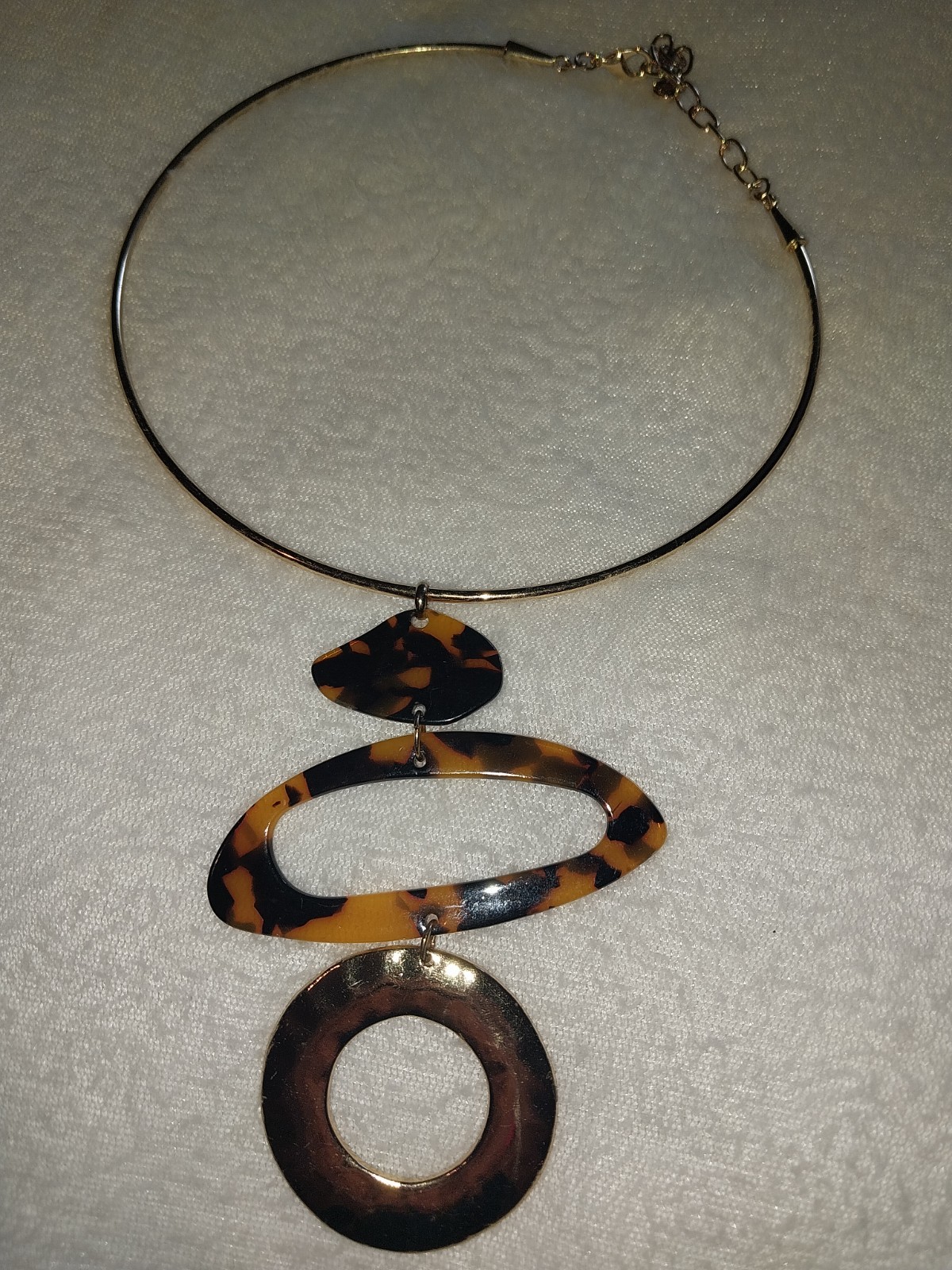 Chico’s 1942 Wire chocker gold tone with tortoise decor