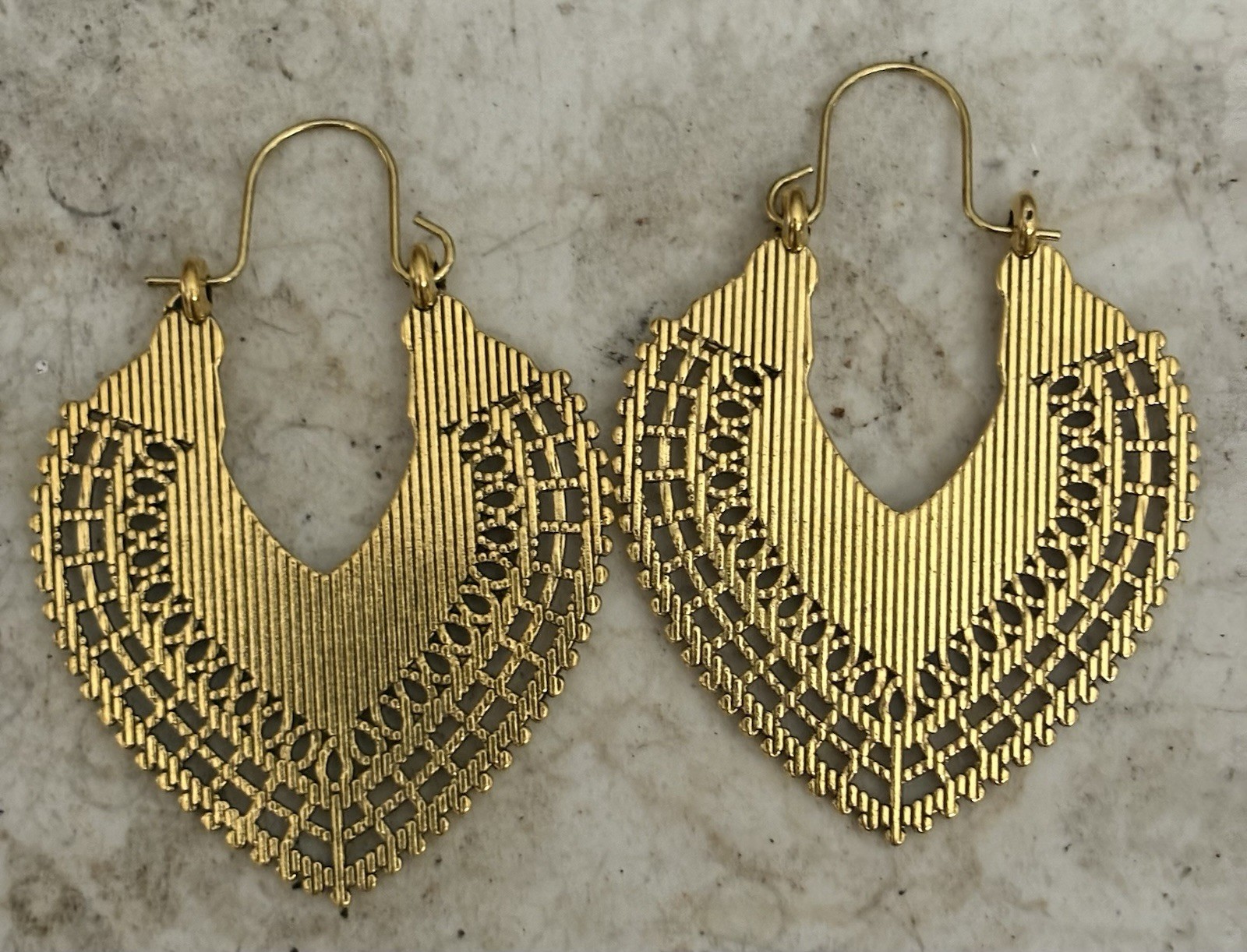 gold tone fan shape metal dangle/drop hook earrings for lobe no stone