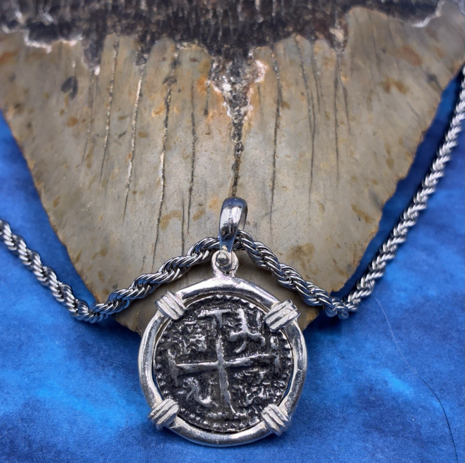 ATOCHA SHIPWRECK TREASURE COIN IN .925 BEZEL W/MATCHING ROPE CHAIN