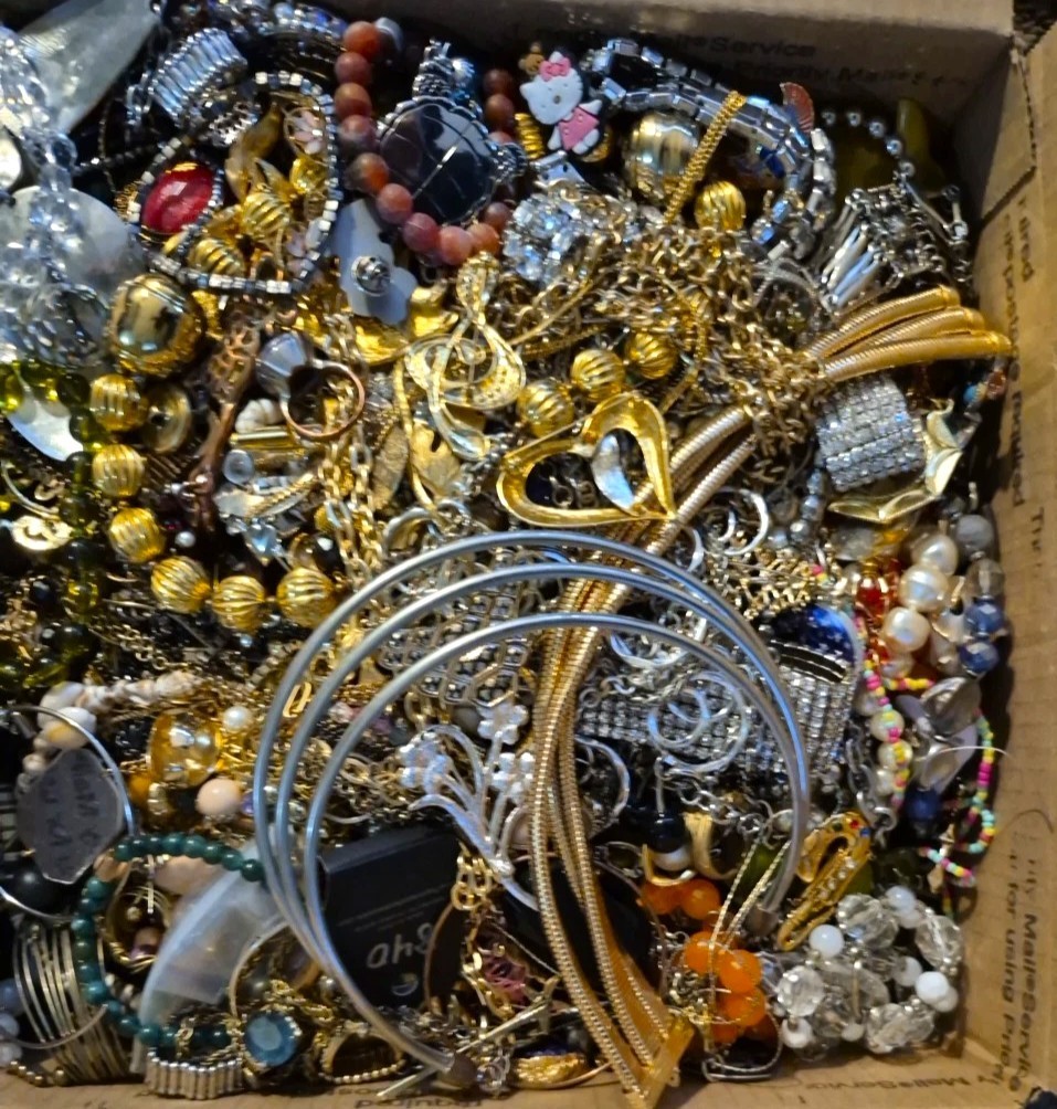 Huge Unsearched Jewelry Lot 3 Lb Vintage & Mod Junk & Wear Necklaces Brooches ++