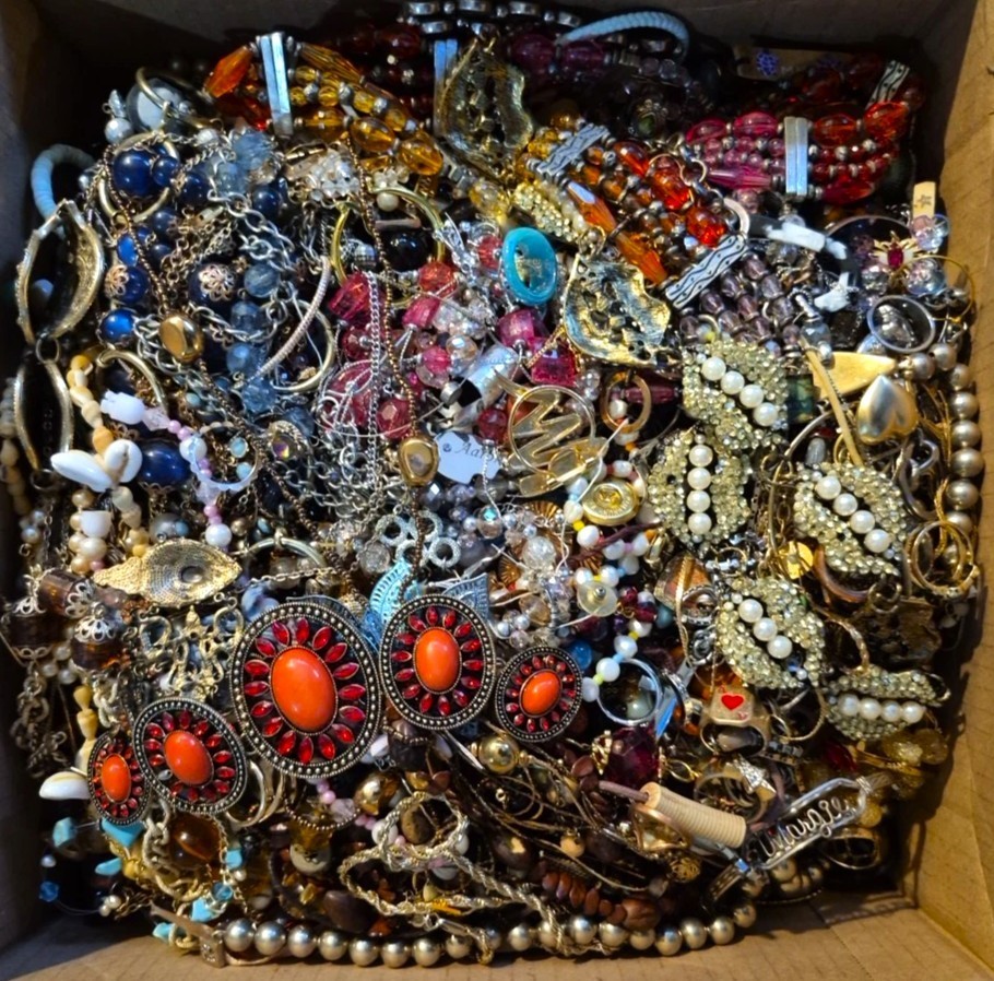 Huge Unsearched Jewelry Lot 3 Lb Vintage & Mod Junk & Wear Necklaces Brooches ++