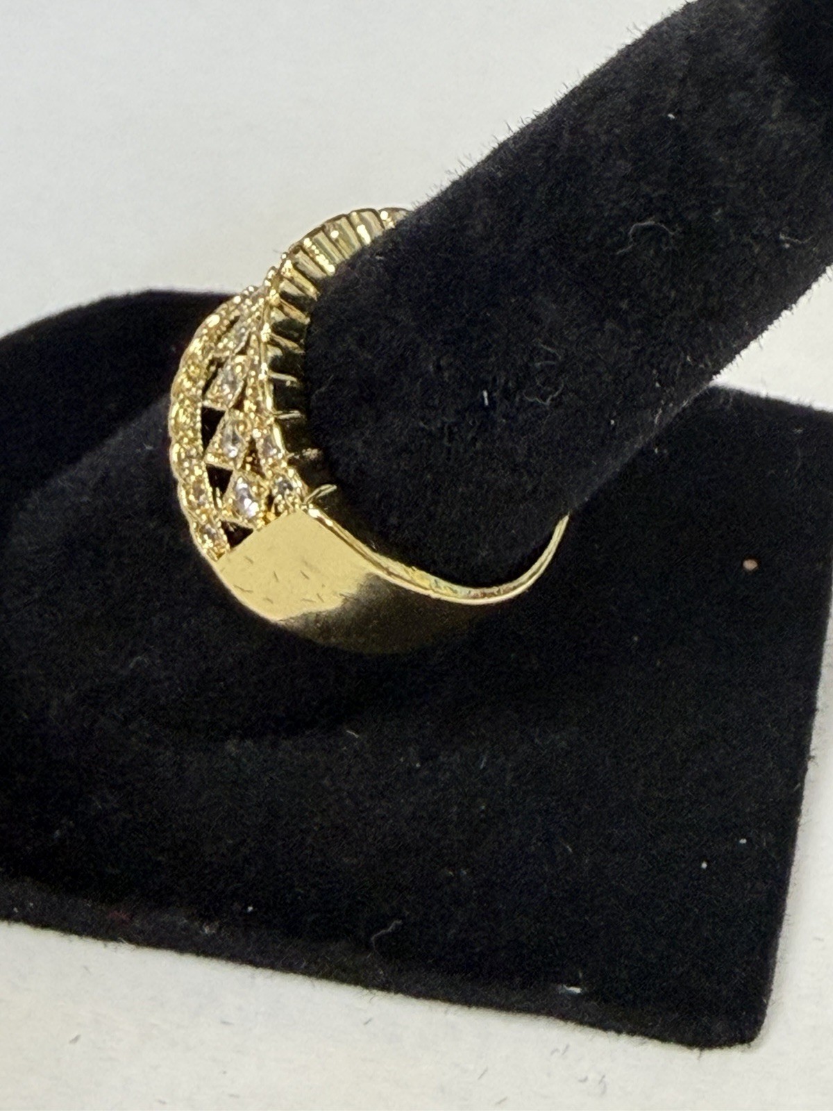 Size 6 Gold toned ring diamond-like stones in a repeating diamond pattern