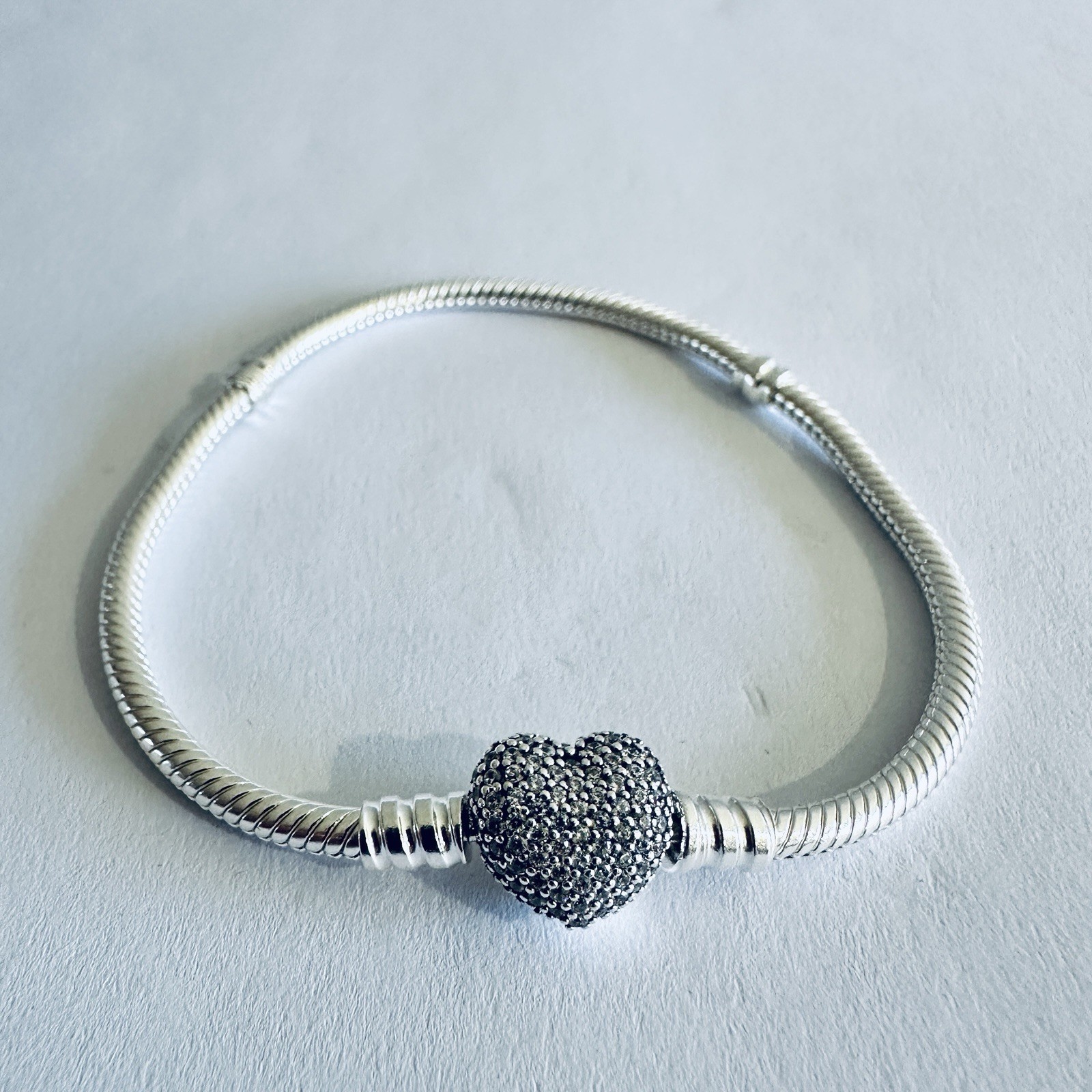 Authentic PANDORA Bracelet Moments Sparkling PAVE HEART & Snake Chain 590727CZ