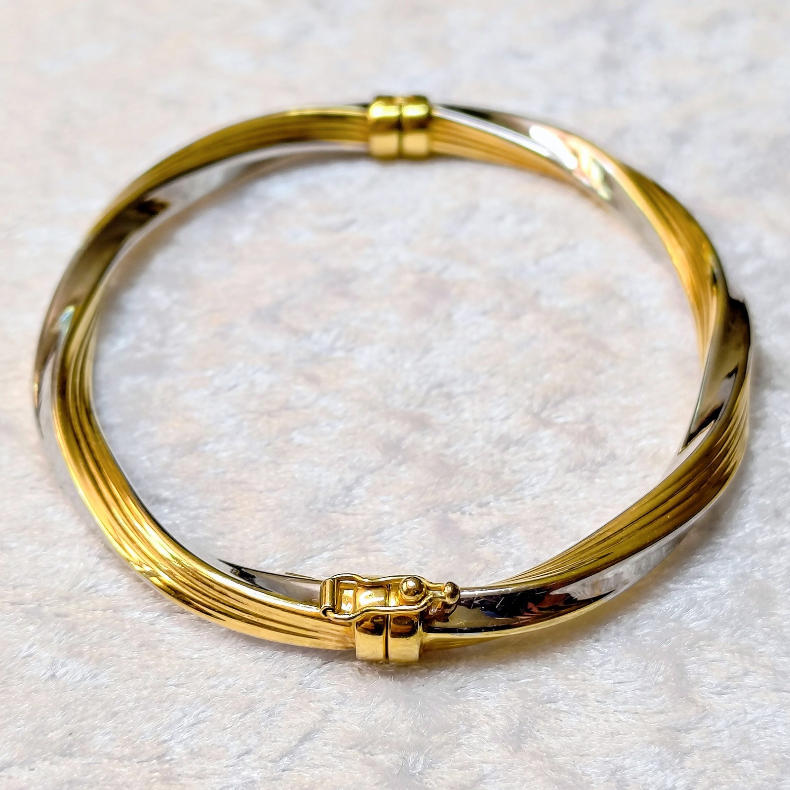 Stunning 9ct yellow & white gold twist hinged bangle with a locking clasp