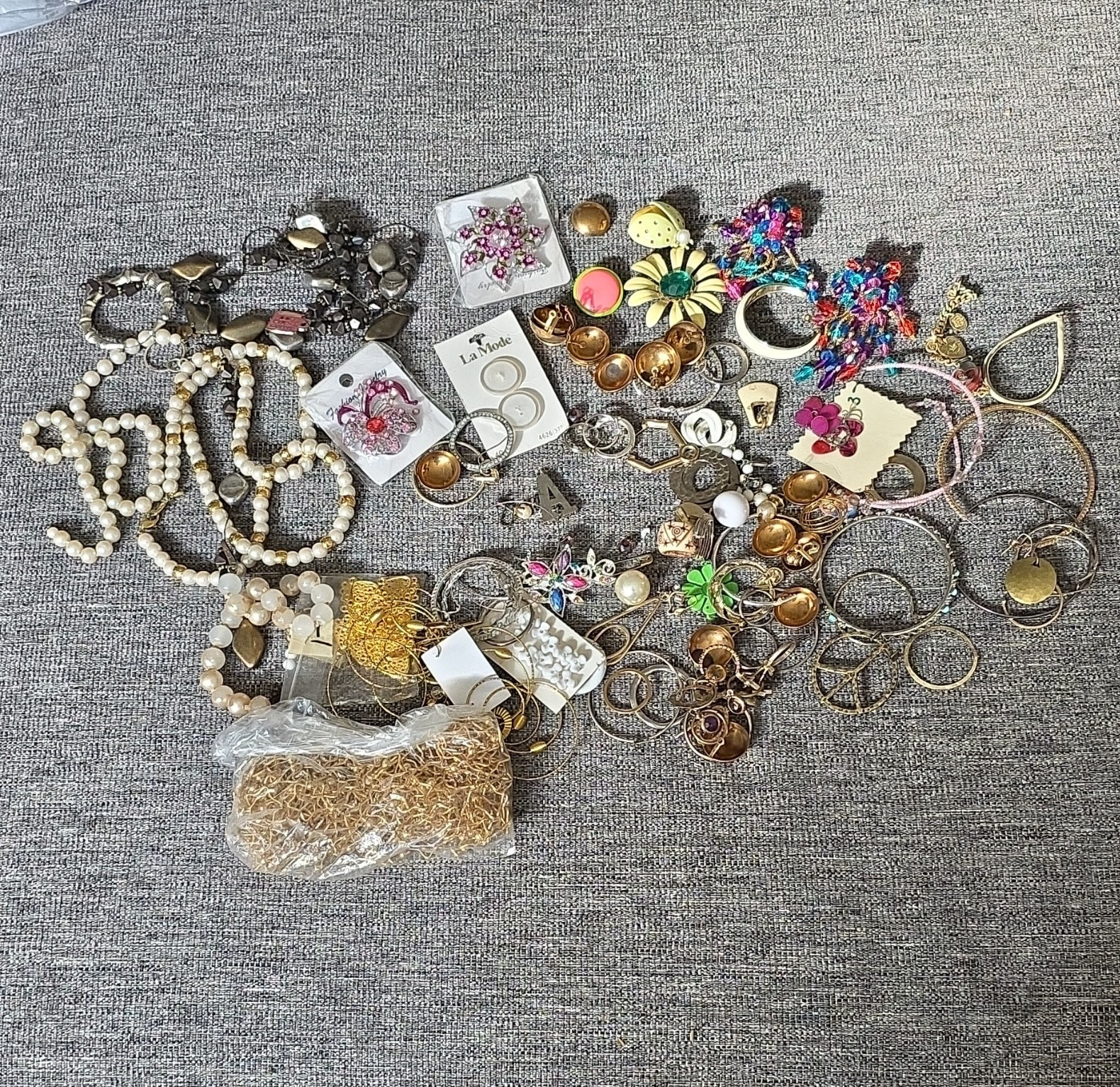 2lbs Fashion Jewelry Mixed Lot Necklaces Bracelets Earrings Rings Beads