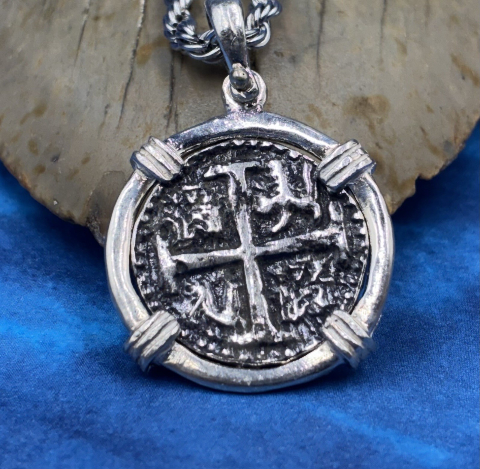 ATOCHA SHIPWRECK TREASURE COIN IN .925 BEZEL W/MATCHING ROPE CHAIN