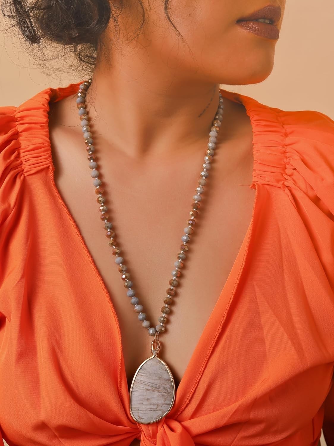 Artisanal Agate and Gray Crystal Bead Necklace – Versatile Bohemian Style