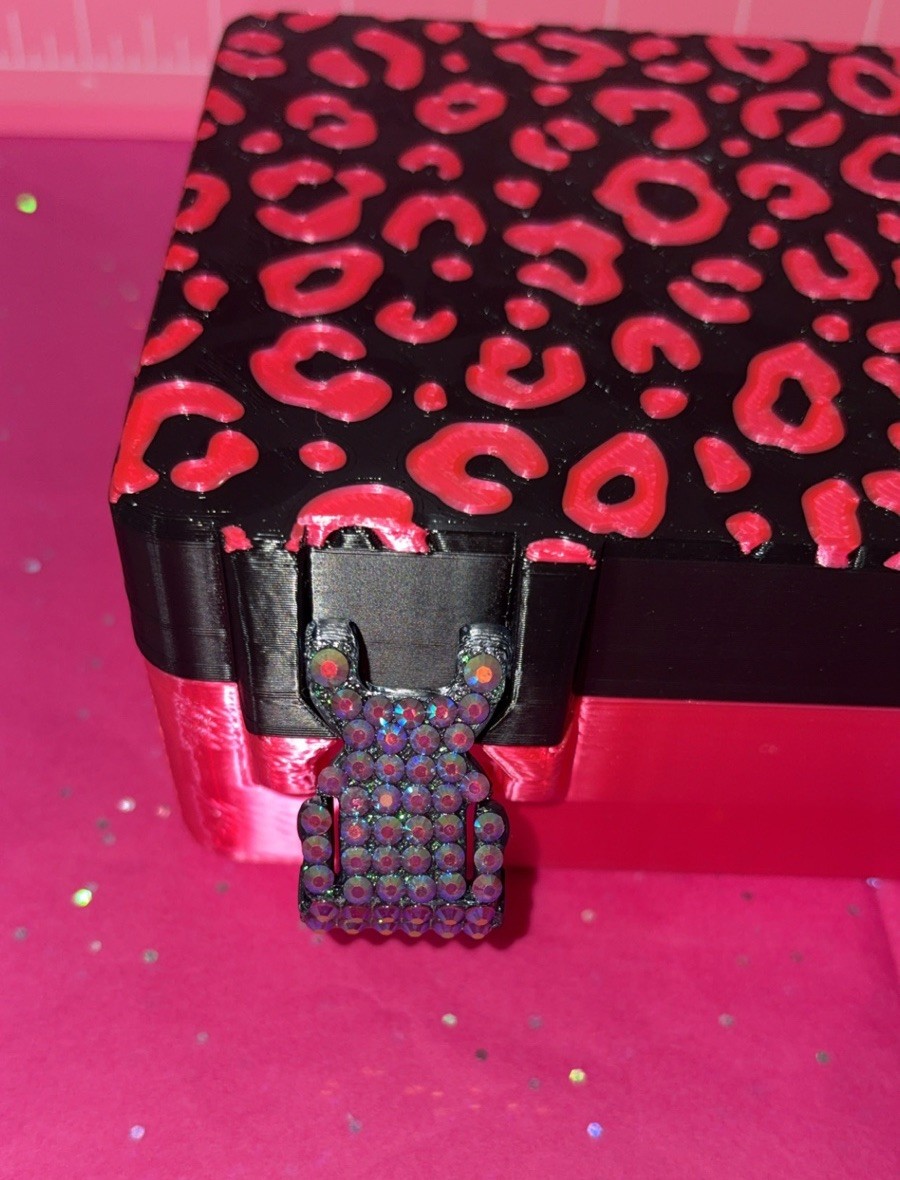 Pink Hearts Leopard Print Lid Plastic Lined holds 7 10ml vials and 10 3mL vials.
