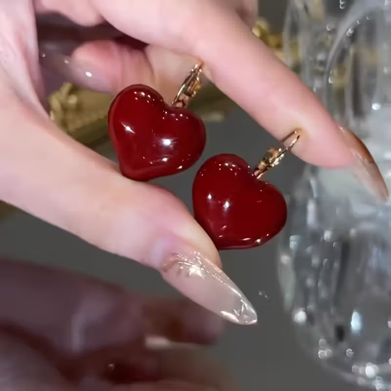 1 Pair of Elegant French-Style Heart-Shaped Earrings – Vintage Red Resin