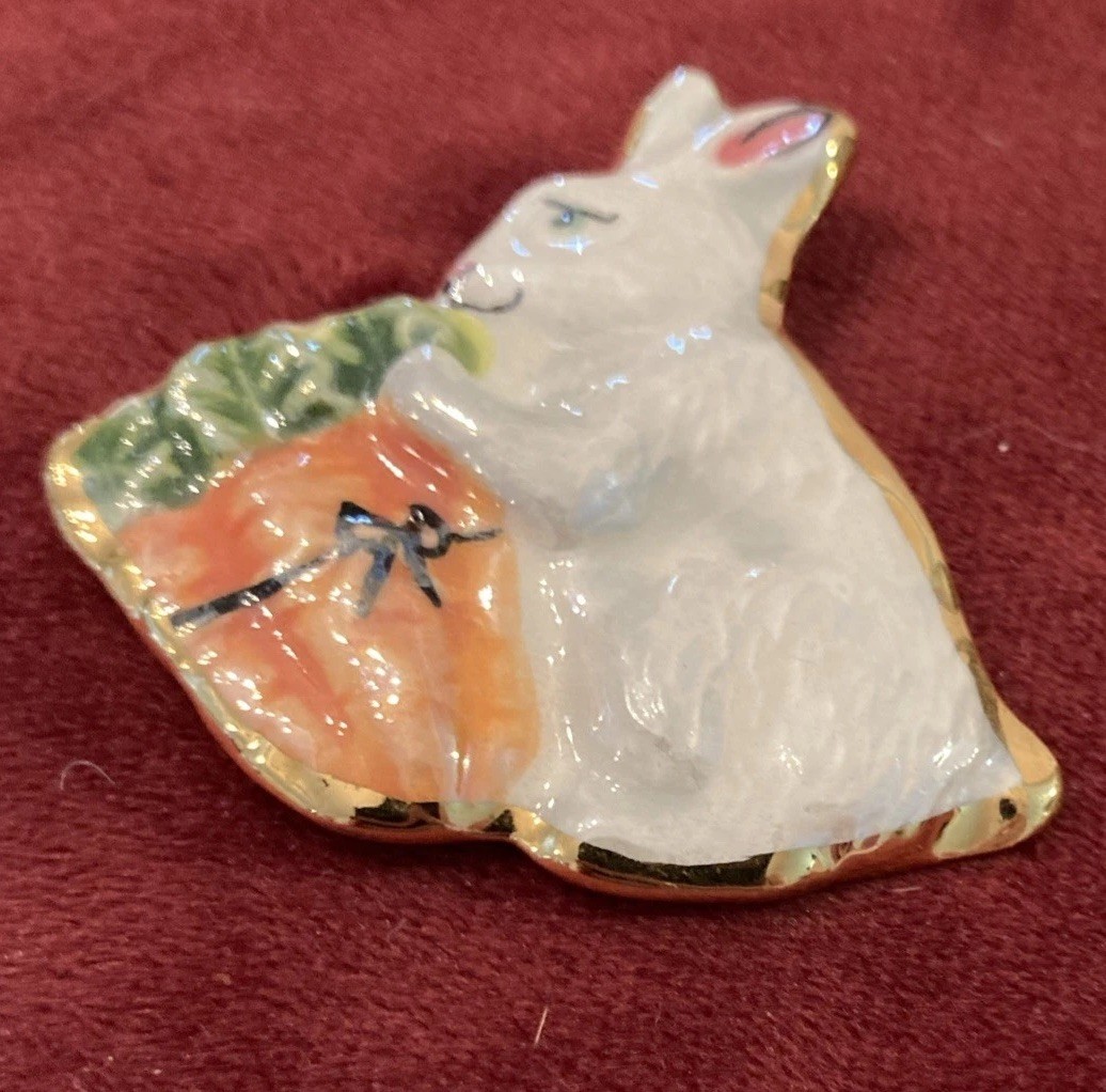 Vintage 2” Hand Painted Ceramic Easter Bunny Rabbit W/Bunch Of Carrots | J815