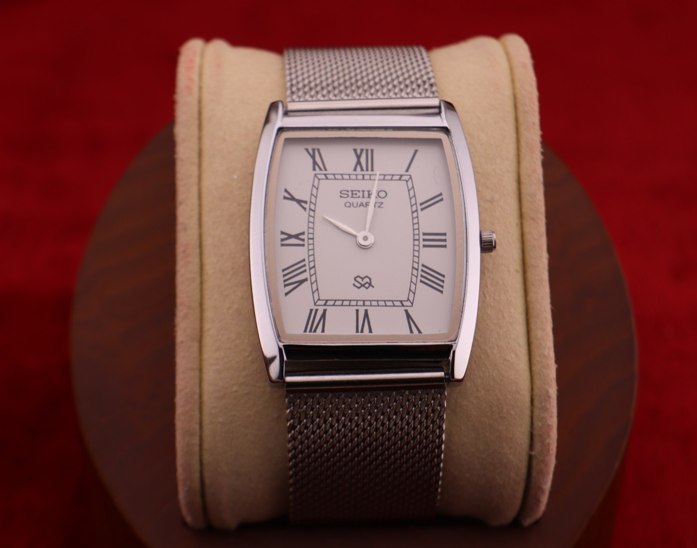Vintage Seiko Slim Quartz Barrel Tank White Dial Silver Mesh Band Wrist Watch