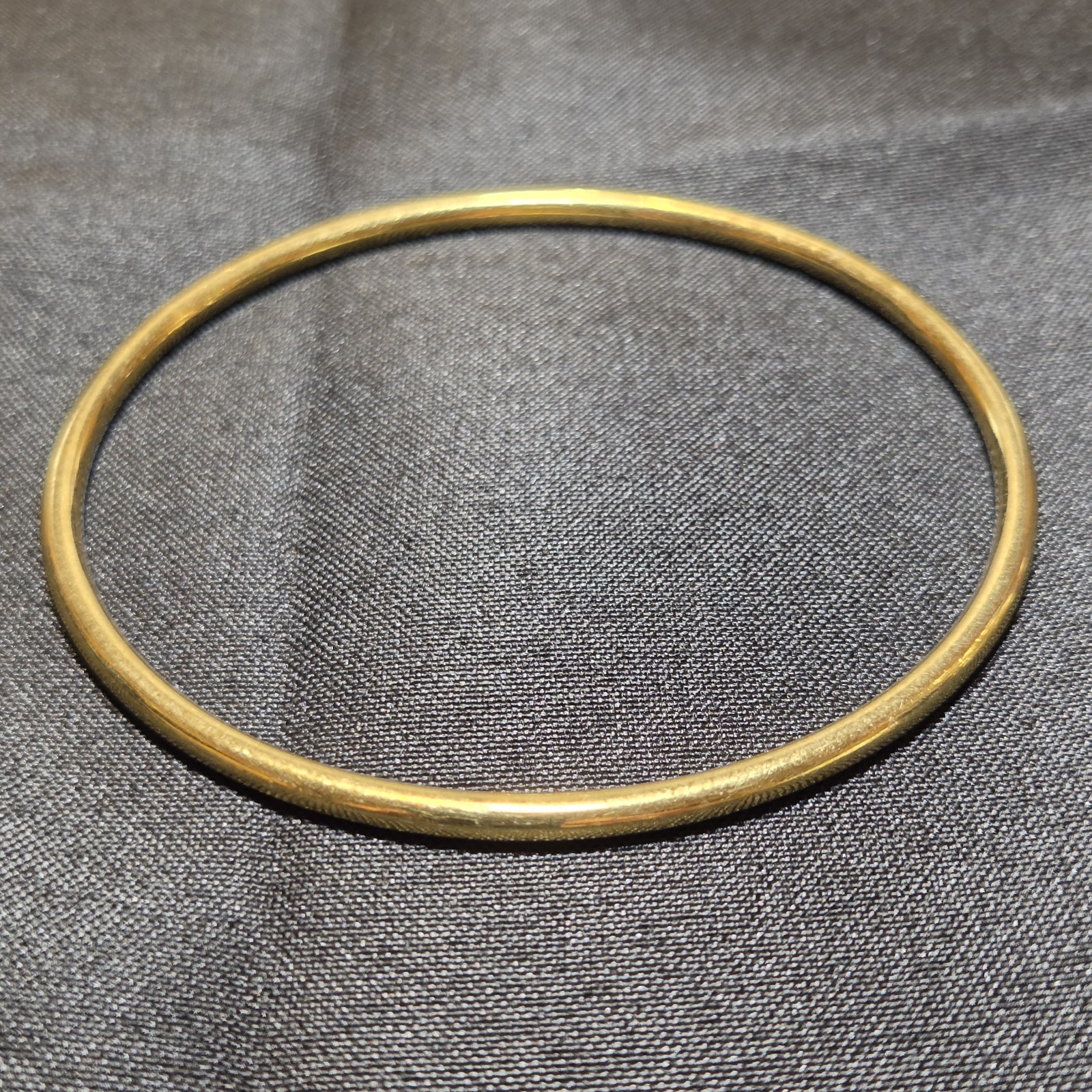 Classic Gold-tone Bangle With Sleek, Timeless Elegance For Everyday Wear