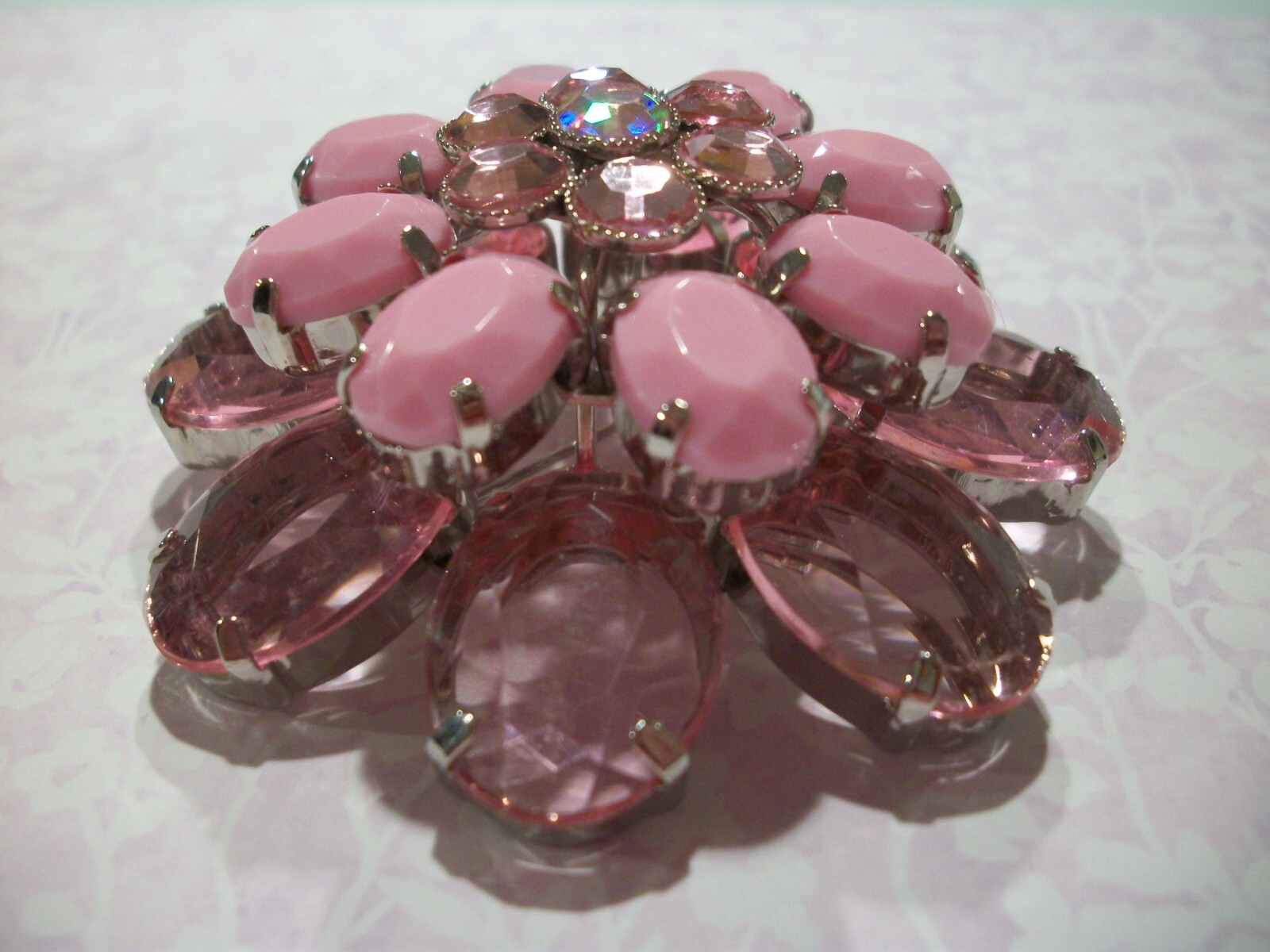 LuCiTe PiNK CABoCHoN/ACRYLiC TRaNSPaReNT/AuRoRa BoReALiS RHiNeSToNeLARGE 2.5″PiN