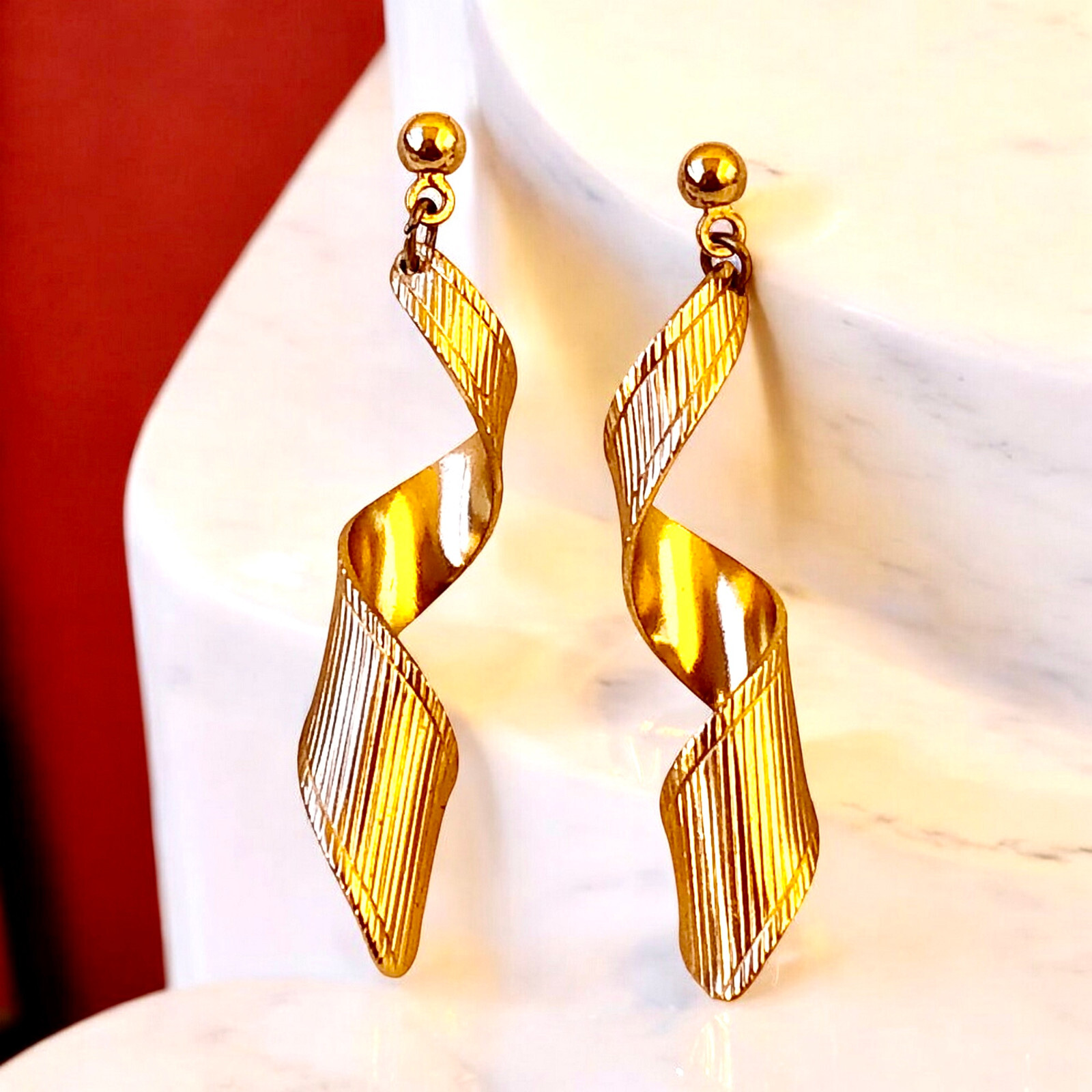 Avon Gold-Tone Corkscrew Spiral Ribbon Dangle Earrings Pierced Ears Post Signed