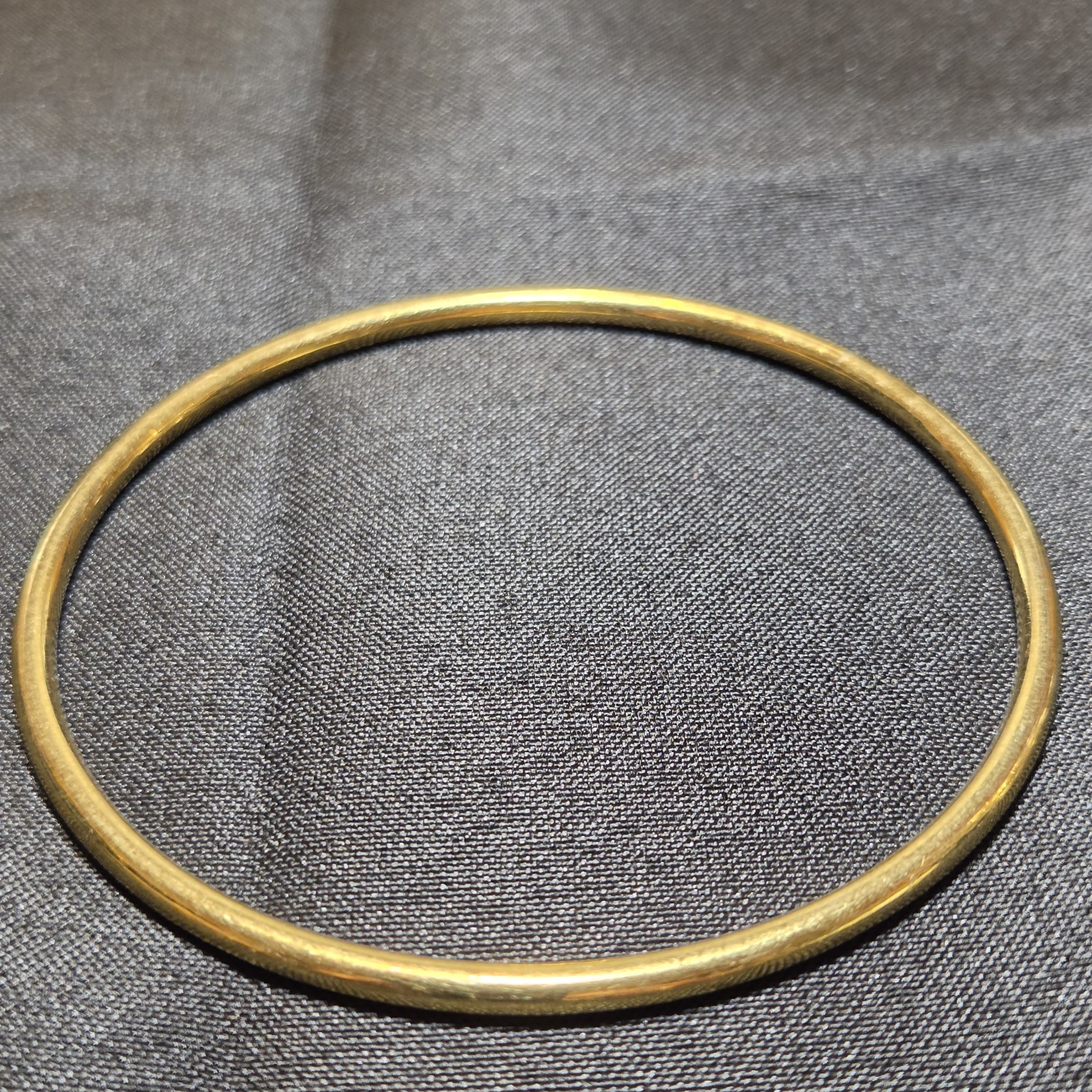 Classic Gold-tone Bangle With Sleek, Timeless Elegance For Everyday Wear