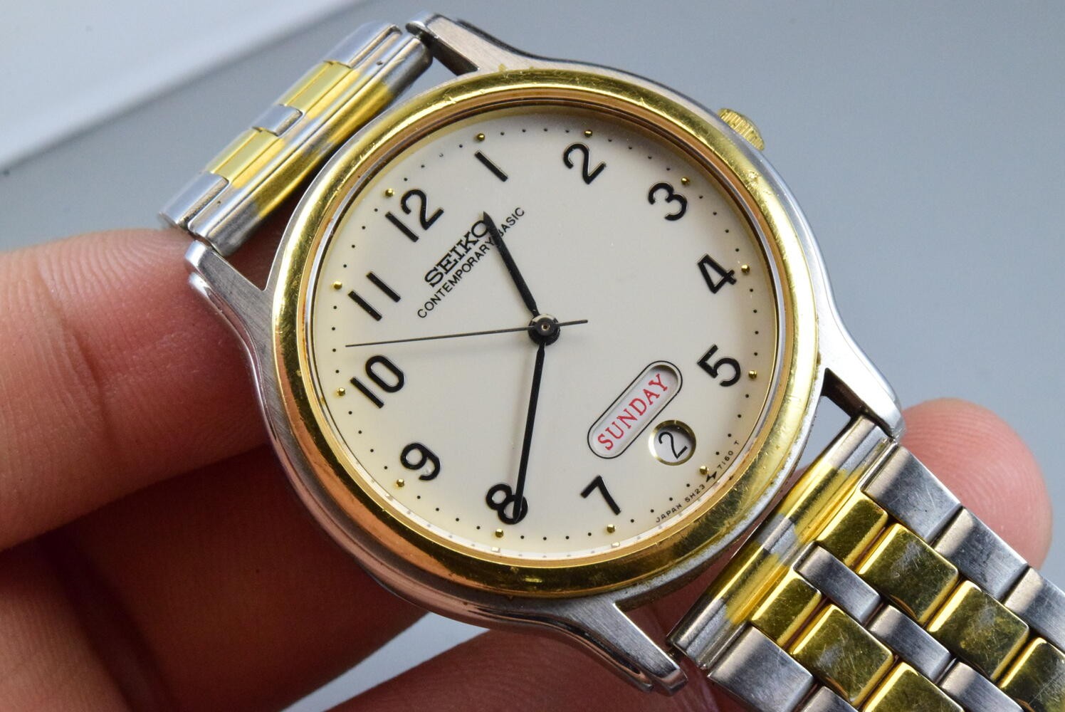 Vintage watch Seiko Contemporary Basic 5H23-7080 Week Date Men Quartz Round 35mm