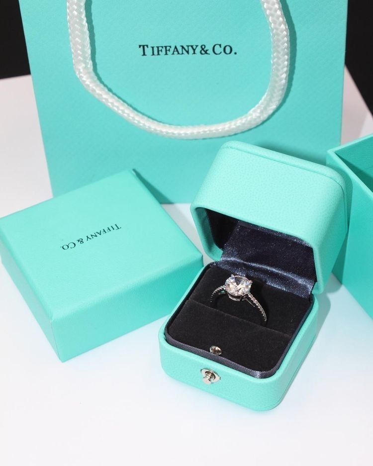 100% Authentic Tiffany & Co.Engagement Ring Box Set with Outer Box, Pouch & Gift